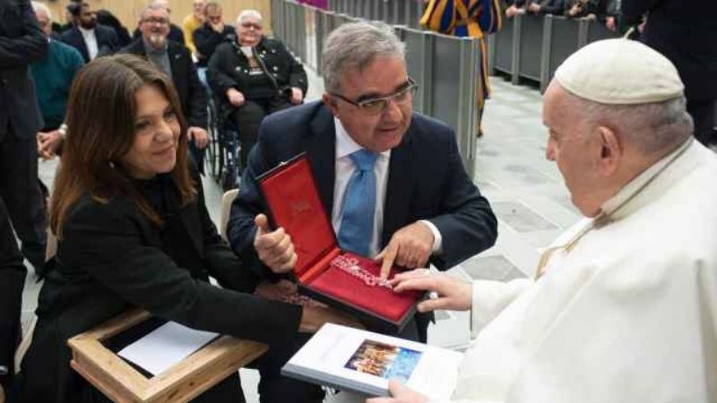 Un rosario de Rosa del Inca y la historia de la Procesión son los regalos catamarqueños para Francisco