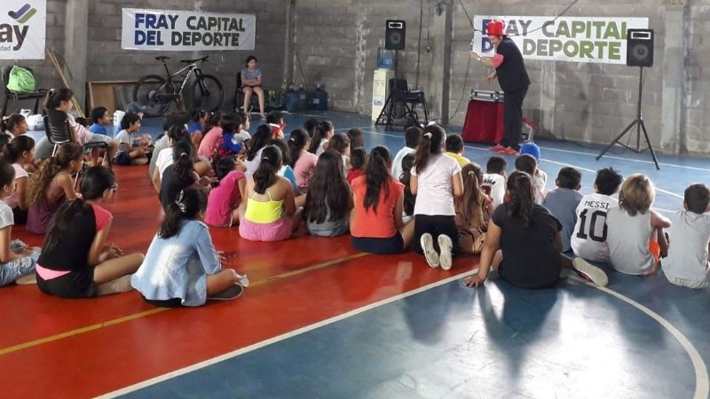 “Piro” y su “Magia” en las colonias de verano del interior