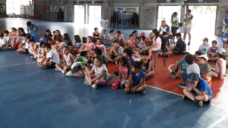 “Piro” y su “Magia” en las colonias de verano del interior