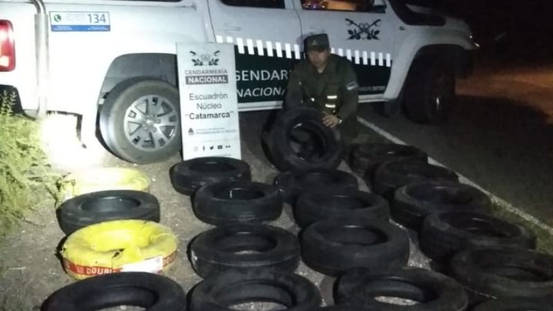 Viajaba con 26 cubiertas de contrabando