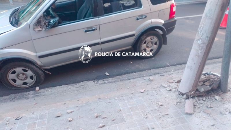 Chocó a un poste de la luz en pleno centro