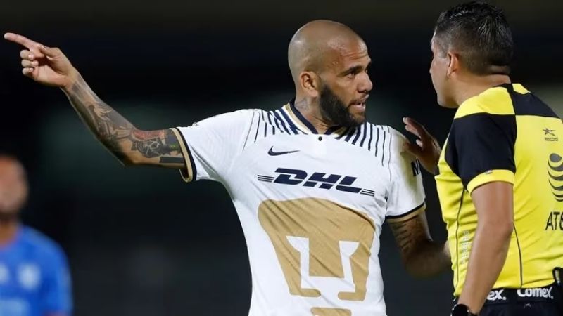 Dani Alves sigue preso y la UNAM lo despidió