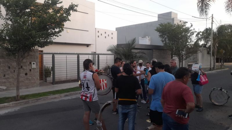 Escracharon a José Blas y pidieron que vayan al penal junto a Retamozo