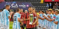 PATRONATO ingresó a la cancha con la Copa Argentina, que ganó en la última edición.