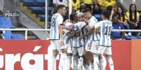 LOS PIBES ARGENTINOS felicitan a Gino Infantino por su gol ante Perú.