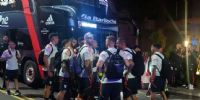 LOS JUGADORES de River al llegar al hotel de La Banda, donde se alojan.
