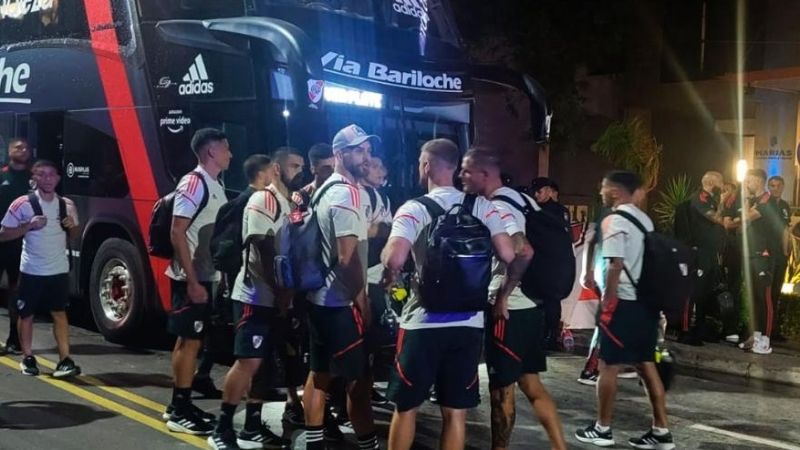 En medio de la lluvia, River llegó a Santiago del Estero