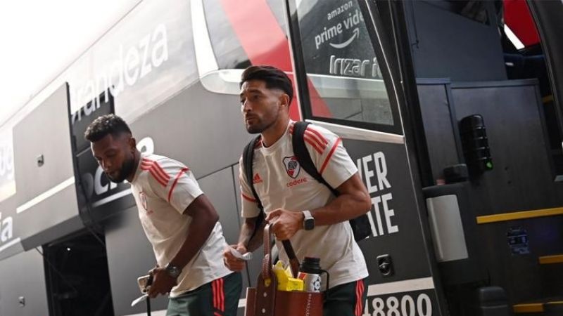 En medio de la lluvia, River llegó a Santiago del Estero