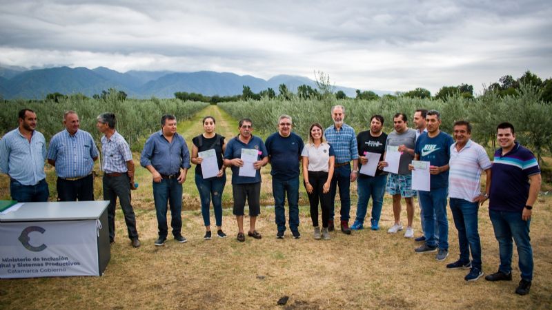 Raúl y el secretario Neme entregaron aportes para el desarrollo productivo en Colonia del Valle