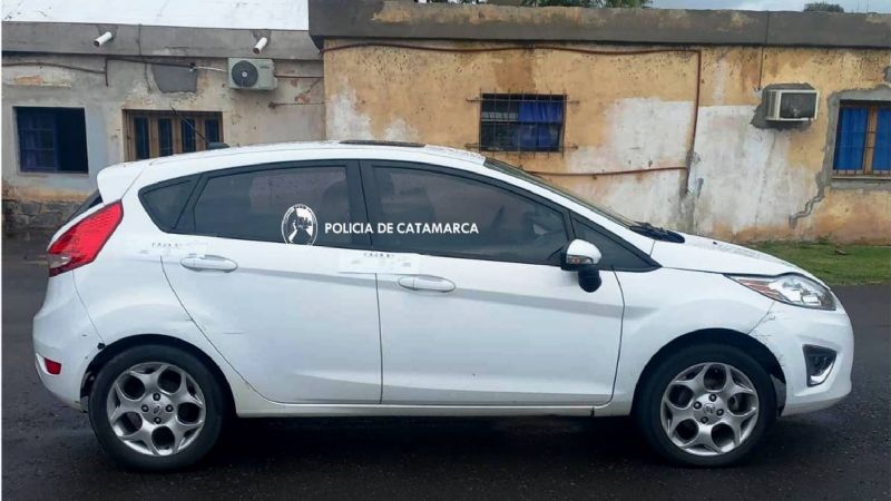 Detuvieron a dos mujeres, secuestraron un automóvil, droga y dinero