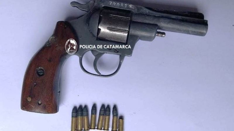 Tras agredir a su pareja, amenazó con un revolver a los policías