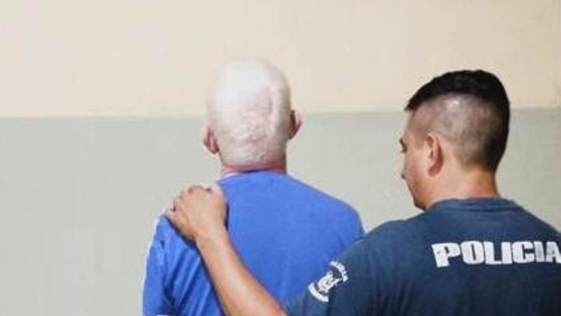 Tras agredir a su pareja, amenazó con un revolver a los policías