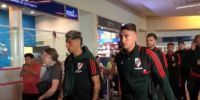 SUÁREZ encabeza la delegación de River, esta mañana, en el aeropuerto de Ezeiza.