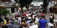 Multitudinaria fila de aficionados para ingresar al estadio del Santos. 