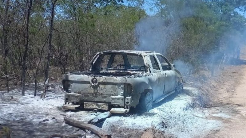 Chocaron contra un poste, fueron a buscar ayuda, y al regresar el vehículo estaba incendiado