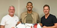 RONDÓN recibió su camiseta de la mano del presidente Brito y el vice Patanian.