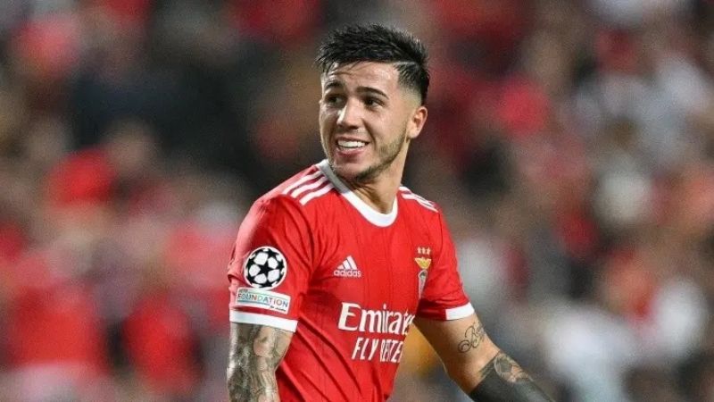 Medios británicos dan a Enzo Fernández en el Chelsea