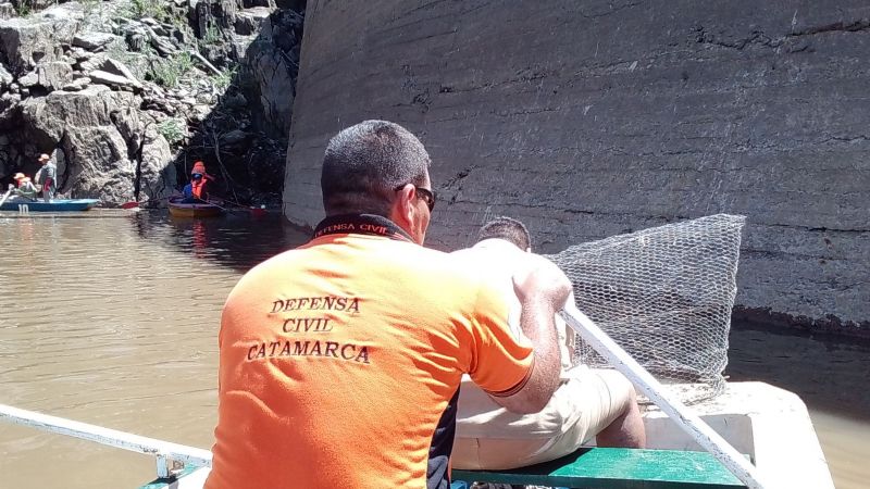 Recogieron cerca de 8 mil peces muertos del dique La Cañada