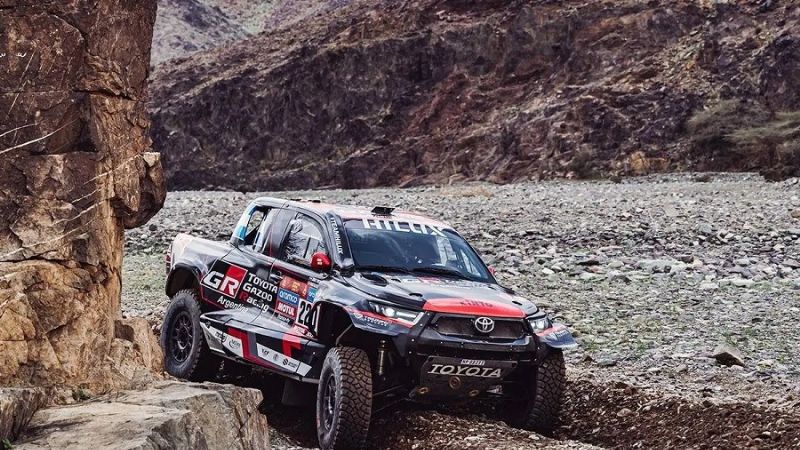 Loeb se lleva la primera alegría en el Dakar; abandonó Terranova