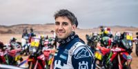 Luciano Benavides llegó al campamento de Riad entre los aplausos del equipo Husqvarna por la victoria en la Etapa 6 del Dakar 2023.