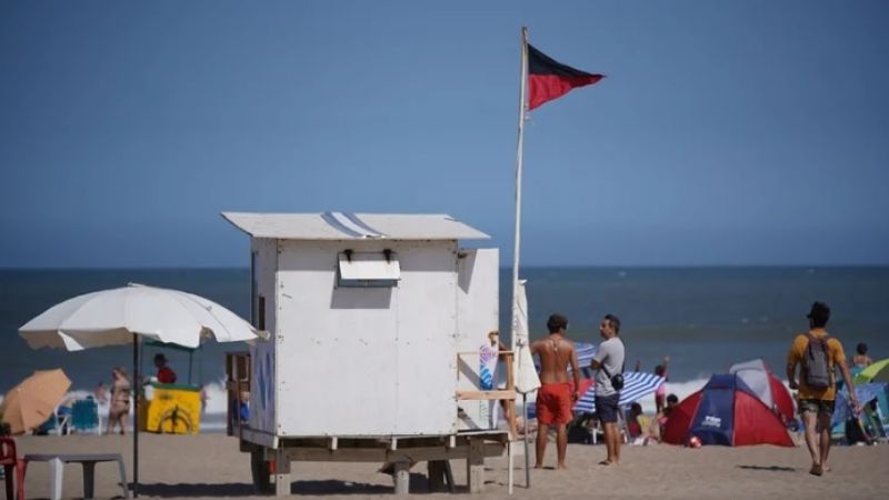 Un rosarino de 71 años fue golpeado por una ola y está en terapia intensiva