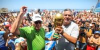 TAPIA Y BARRIONUEVO levantan la Copa del Mundo en el balneario de los Gastronómicos, en Mar del Plata.