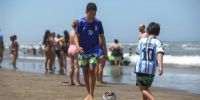FERVOR POR LA SELECCIÓN en las playas, invadidas por casacas argentinas, con el apellido y el número de Messi.