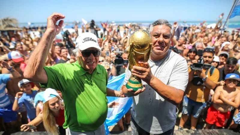Tapia llevó la Copa del Mundo a Mar del Plata