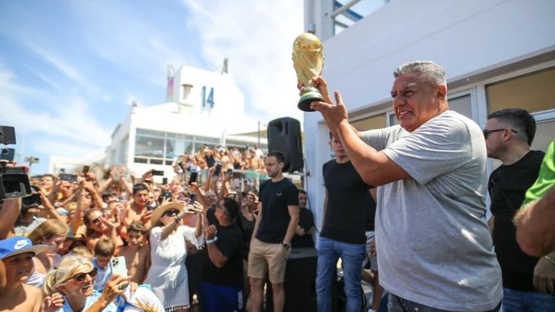 Tapia llevó la Copa del Mundo a Mar del Plata