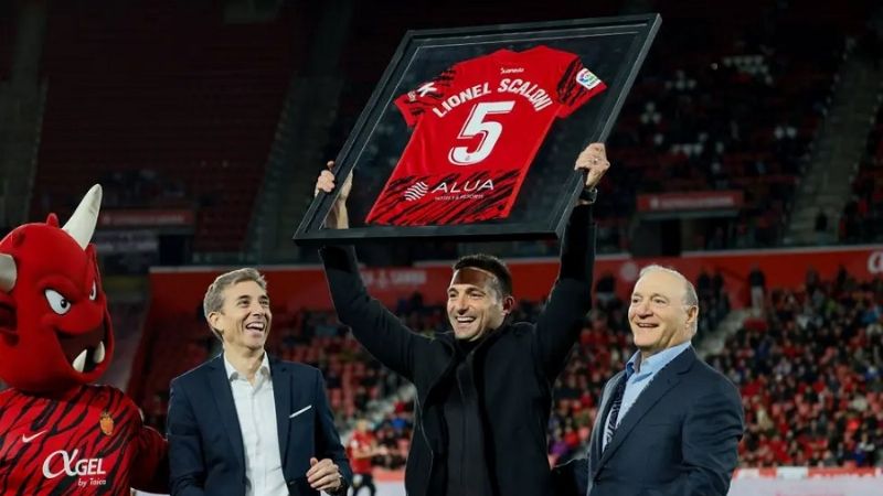 Emotivo homenaje a Scaloni, que habló de su renovación