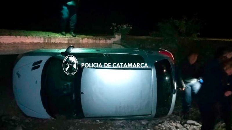 Un automóvil cayó a una alcantarilla en Pomán