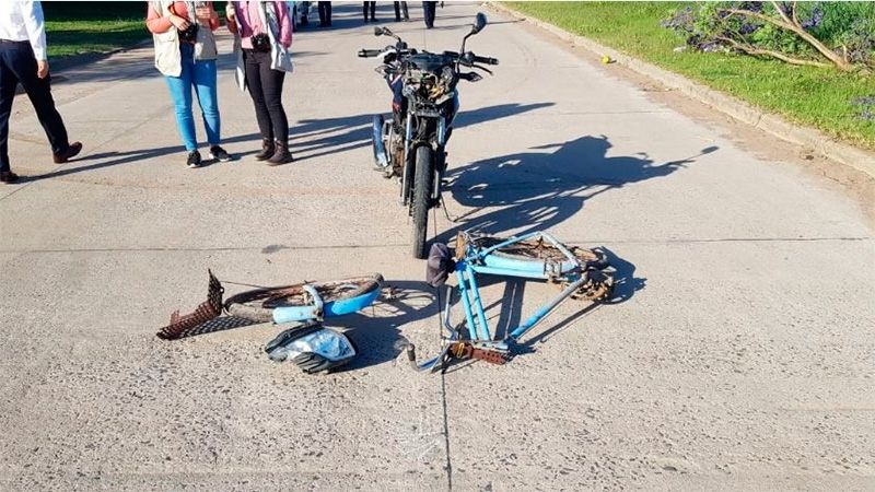 Iba en bici y chocó contra una moto