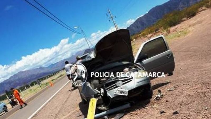 Perdió el control el auto y chocó contra un poste de luz