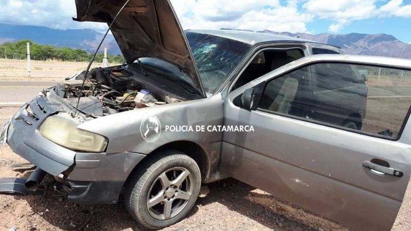 Perdió el control el auto y chocó contra un poste de luz
