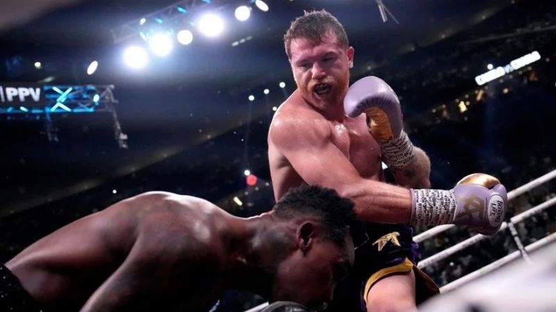 Canelo Álvarez venció a Jermell Charlo, pero le faltó el KO