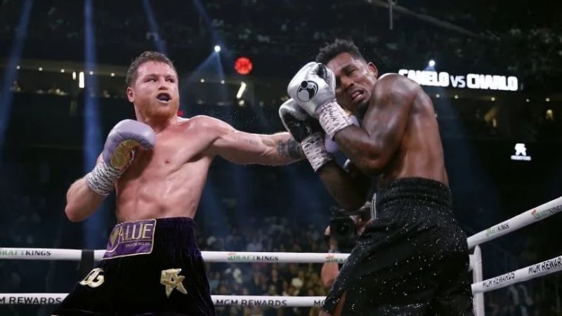 Canelo Álvarez venció a Jermell Charlo, pero le faltó el KO