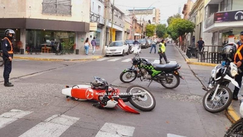Moto y remis colisionaron en pleno centro