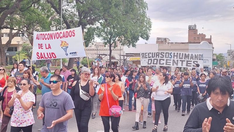 Empleados públicos marcharon nuevamente reclamando sueldos dignos