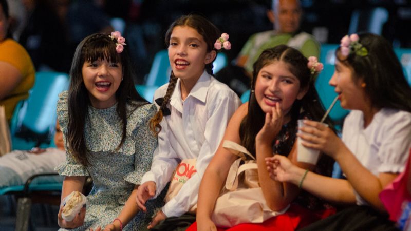 Entre ponchos tejidos por mamás y el calor del público se desarrolló el tercer día del Ponchito