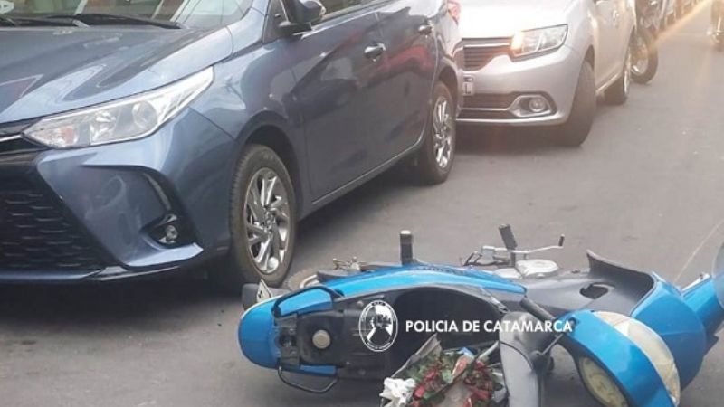 Abrió la puerta del auto cuando pasaba una moto