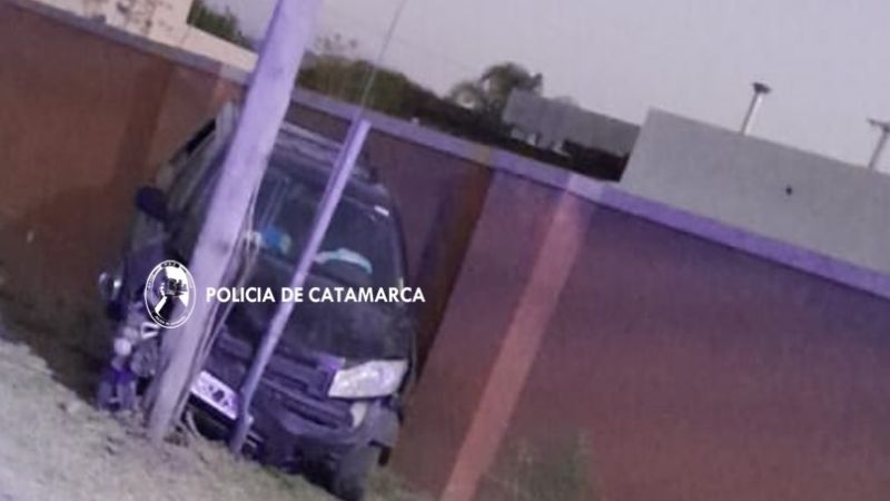 Chocaron contra un poste de luz