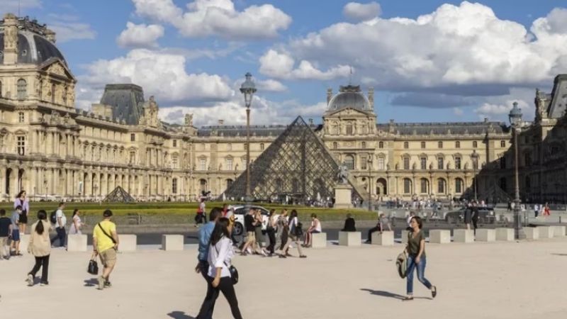 Evacuaron el museo del Louvre de París por temor a un atentado