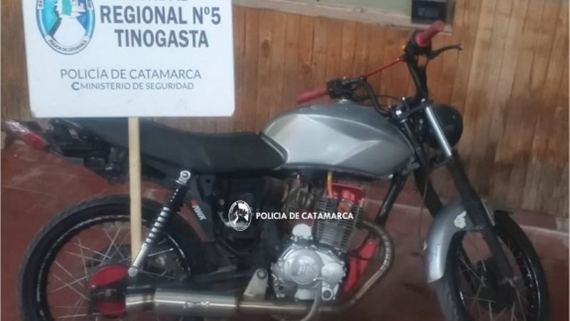 Evadió un control, chocó y quiso atropellar a policías