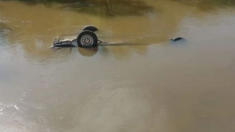 Volcó y cayó al río