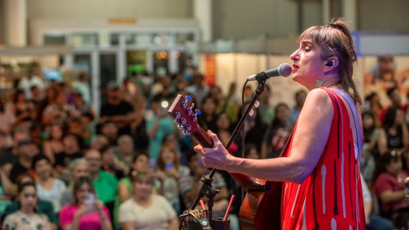 Convocante cierre de la Feria del Libro con Hilda Lizarazu