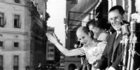 PERÓN, junto a Evita, en el palco de la Casa Rosada.