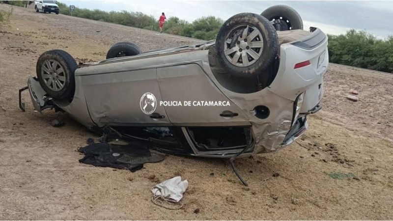 Perdió el control del auto y volcó