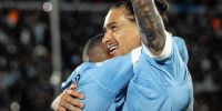 DARWIN NÚÑEZ le agradece a De la Cruz el pase del primer gol uruguayo ante Brasil.