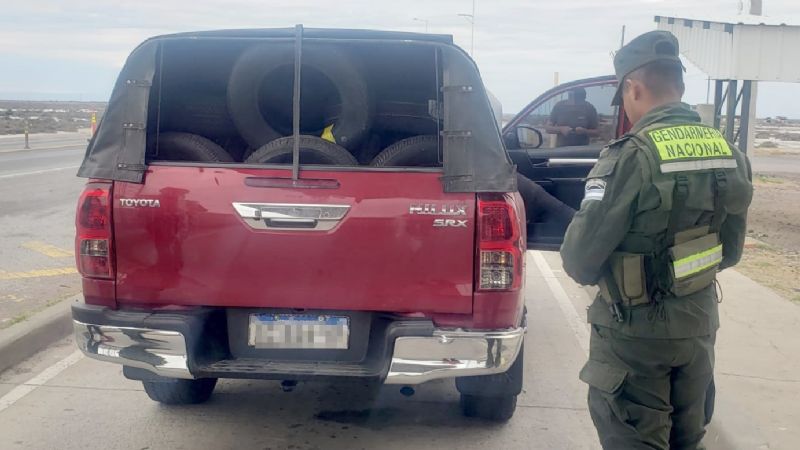 Interceptaron 179 neumáticos de contrabando