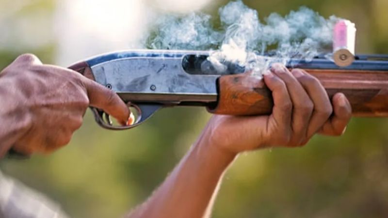 Un niño jugaba al fútbol y lo hirieron de un escopetazo porque "molestaba"